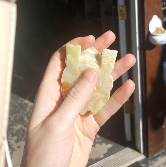 Adorable Mini Banded Onyx Frog Carving - Picture 3 of 5